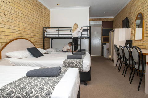 Albert Park Motor Inn - Internet Find 1
