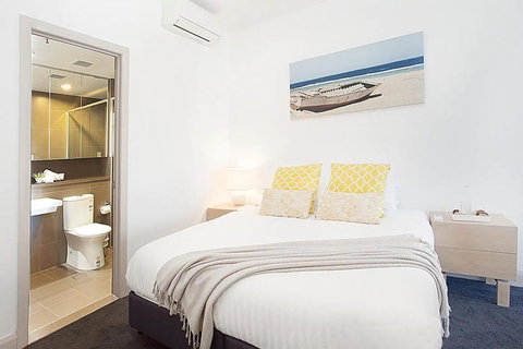 Australia Towers ShortOzstay - Renee 1