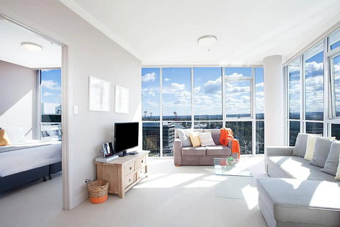 Australia Towers ShortOzstay - Renee 0