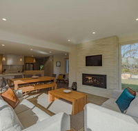 Baileys Beach House - Internet Find