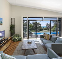Barefoot Bungalow - Castaways Beach - Renee