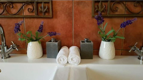 Barossa Glen - Henri's Cottage - Bed & Breakfast - Petrol Stations 2