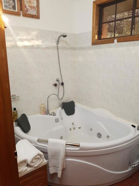 Barossa Glen - Henri's Cottage - Bed & Breakfast - Petrol Stations 3