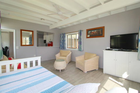 Beachfront 6, 25 Willow Street - Swimm 2