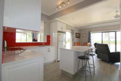 Beachfront 6, 25 Willow Street - Swimm 3