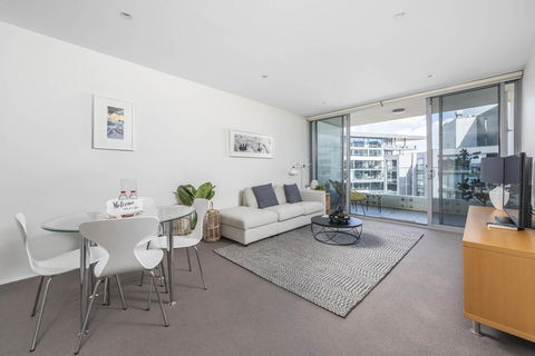 Beautiful Modern Lake View Apartment - Internet Find 3