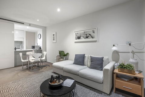 Beautiful Modern Lake View Apartment - Internet Find 2