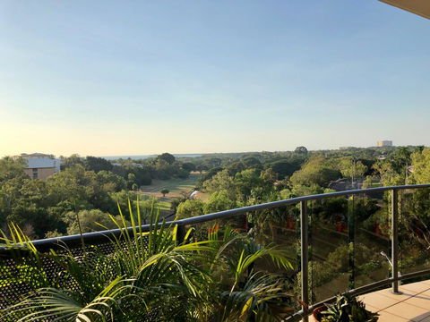 Beautiful Spacious City Apartment With Views Out To The Arafura Sea - Renee 2