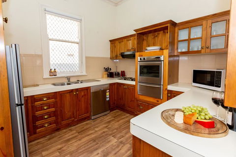 Best Central House - SLEEPS 11 !! - Internet Find 2