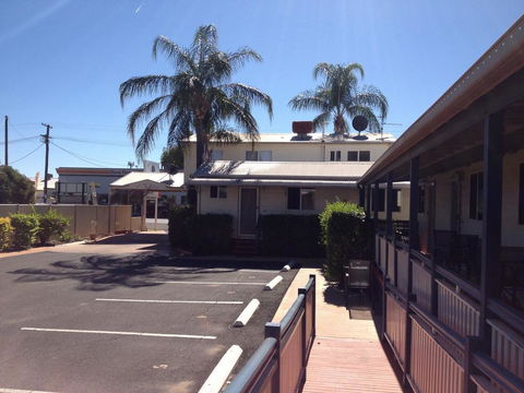 Bottle Tree Gardens Motel - Renee 0