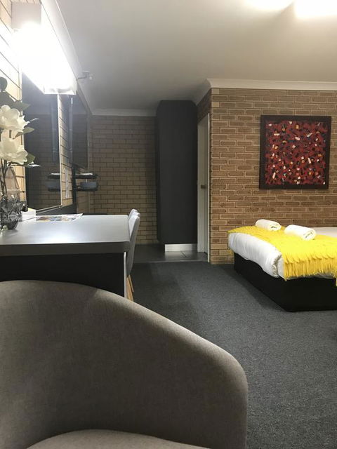 Blue Violet Motor Inn - Internet Find 1