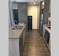 Bright Modern Stylish - Top Floor Apt - Woden - Renee