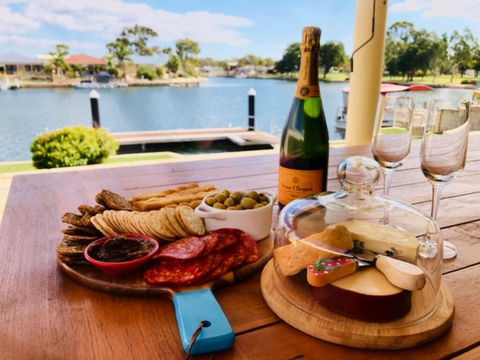 Canal Elegance In Yunderup - Renee 1