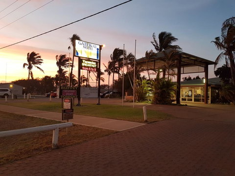 Carnarvon Gateway Motel - Renee 0