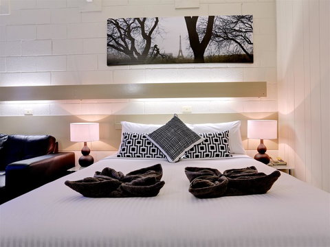 Castle Creek Motel - Renee 0