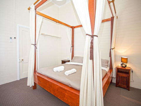 CBD Holiday Home - Internet Find 0