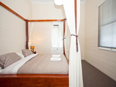 CBD Holiday Home - Internet Find 2
