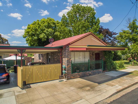 Central Armidale 2-Bedroom Apartment - Renee 0