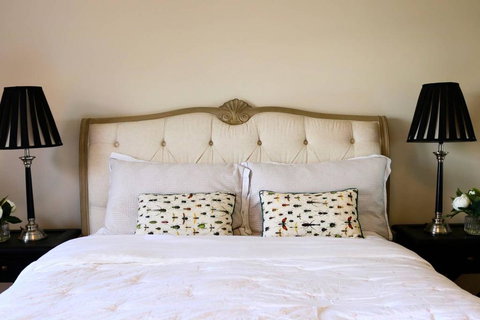 Charming & Cosy Home With City Views - Internet Find 3