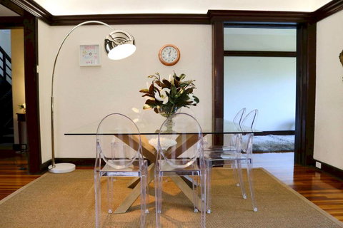 Charming & Cosy Home With City Views - Internet Find 2