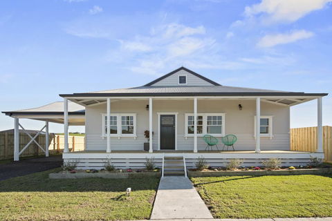 Cloverdale Cottage - Internet Find 0