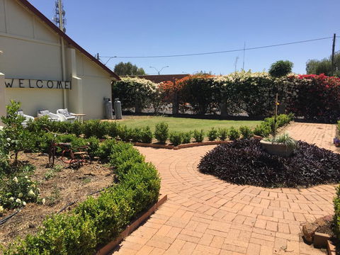 Club Boutique Hotel Cunnamulla - Petrol Stations 1