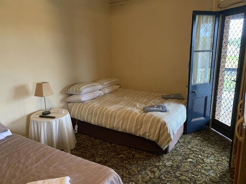 Commercial Hotel Curlewis - Internet Find 2
