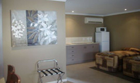 Cosmos Country Motor Inn - Renee 0