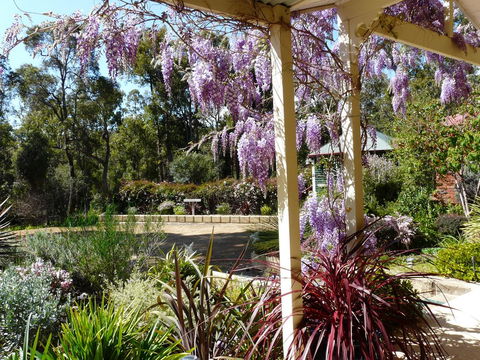 Country Charm Retreat B&B - Renee 0