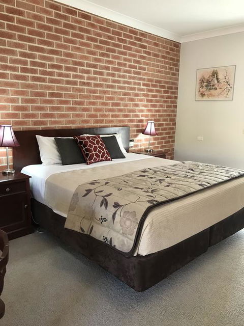 Country Gardens Motor Inn - Swimm 3