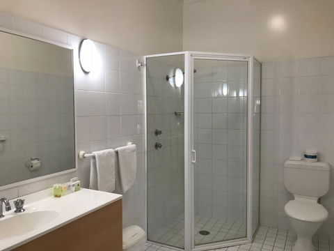 Country Gardens Motor Inn - Swimm 1