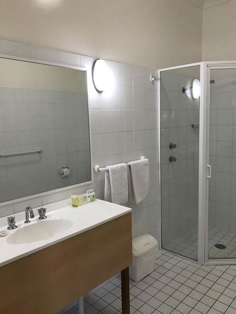 Country Gardens Motor Inn - Swimm 2