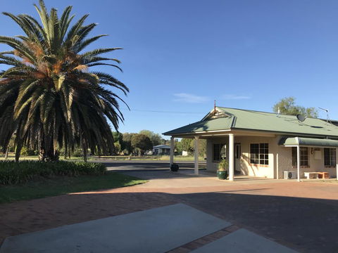 Country Gardens Motor Inn - Swimm 0