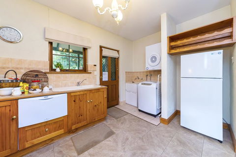 Country Pleasures Bed And Breakfast - Renee 3