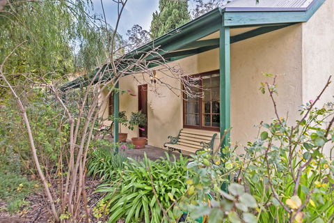 Country Pleasures Bed And Breakfast - Renee 1