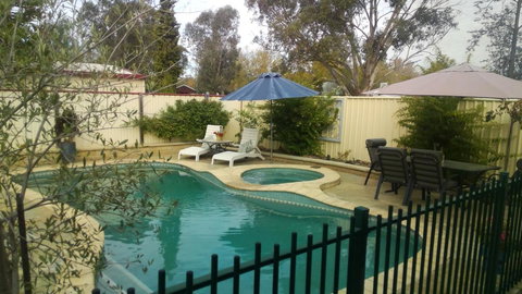 Courtsidecottage Bed And Breakfast - Qld Realsetate 1