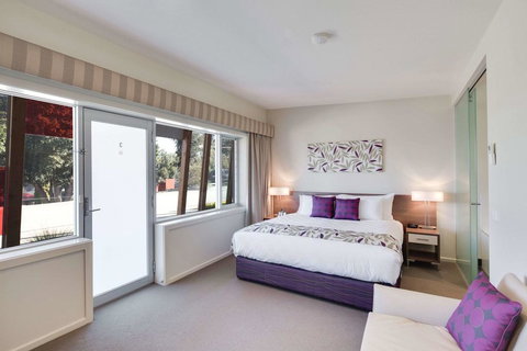 Drouin Motel - Renee 2