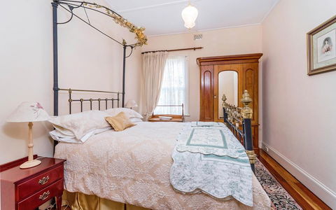 Eliza 1875 Red Brick Duplex Townhouse - Renee 3