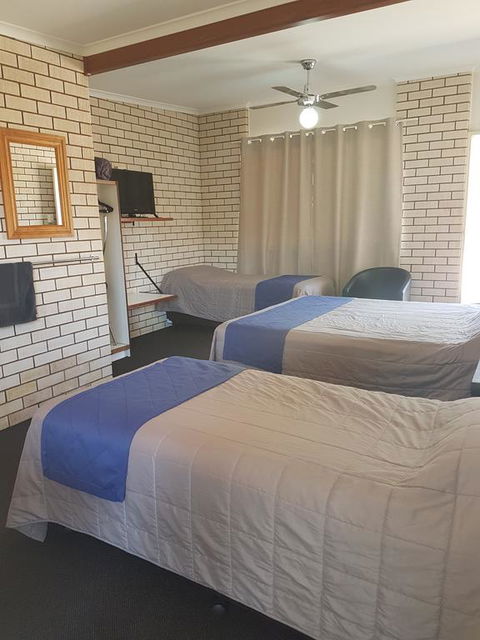 Emerald Tower Motor Inn - Internet Find 3