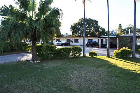 Emerald Tower Motor Inn - Internet Find 1