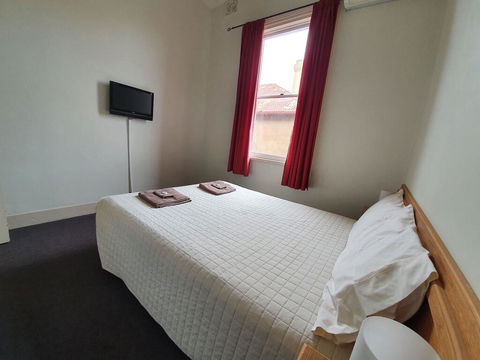 Empire Hotel Goulburn - Renee 1