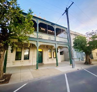 Entire Townhouse in Heart of Echuca's Port CBD - 15 guest capacity - Renee