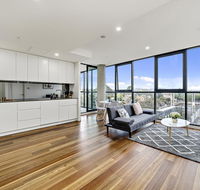 Executive City-centre Apartment with Parking - Internet Find