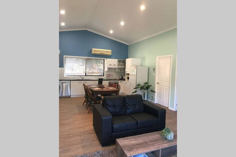 FAIRVIEW COTTAGE 25B - Waterfront Accommodation - Internet Find 3