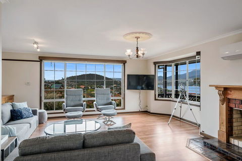 FAMILY With Children Of All Ages - Water/Bridge View - Internet Find 3