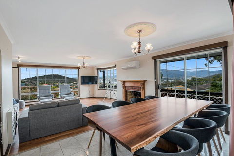 FAMILY With Children Of All Ages - Water/Bridge View - Internet Find 1