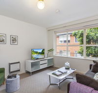 Family-friendly apartment in green Glen Iris - Renee