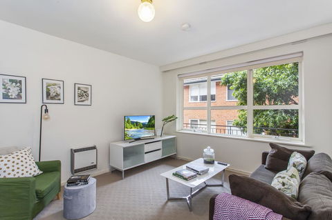 Family-friendly Apartment In Green Glen Iris - Renee 0