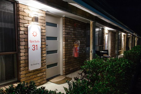 Farnham Court Motel And Restaurant - Renee 3