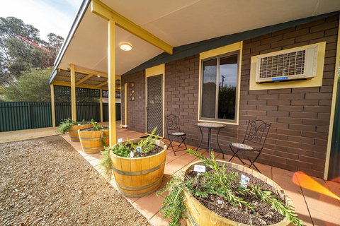 Flinders Ranges Bed And Breakfast - Renee 0